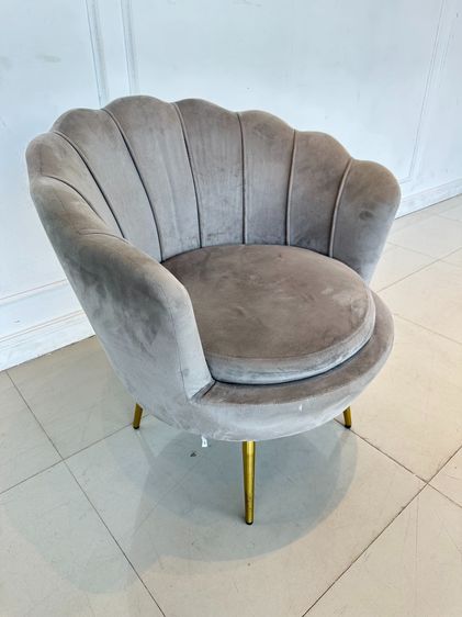 เก้าอี้อาร์มแชร์ เบาะผ้ากำมะหยี่สีเทา พิงหลังทรงเปลือกหอย รูปที่ 3