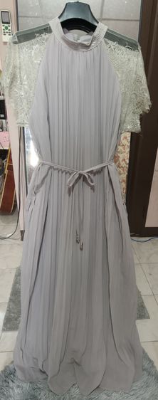 แขนสั้น ฟรีไซส์ เดรส | จั๊มสูท อื่นๆ ชุดเดรสพลีทยาวสีเทาแขนลูกไม้ มีซับในและโบว์ผูกเอว สภาพ 99.99 เปอร์เซ็นต์