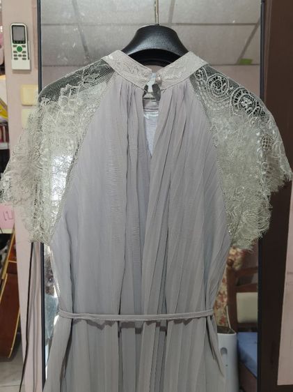 ชุดเดรสพลีทยาวสีเทาแขนลูกไม้ มีซับในและโบว์ผูกเอว สภาพ 99.99 เปอร์เซ็นต์ รูปที่ 3