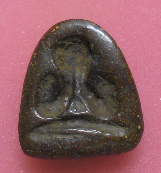 พระปิดตาเนื้อผงคลุกรัก ไม่ทราบที่ รูปที่ 2