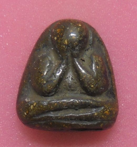 พระปิดตาเนื้อผงคลุกรัก ไม่ทราบที่