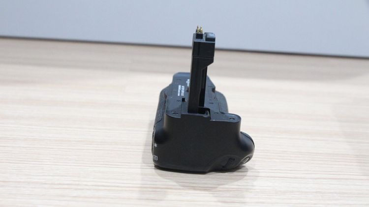 กริปแท้ Canon BG-E8 รูปที่ 4