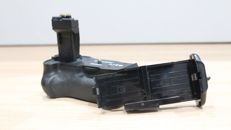 อื่นๆ กริปแท้ Canon BG-E8