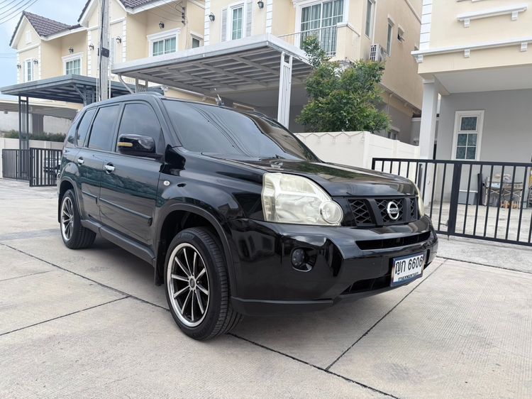 รถ Nissan X-Trail 2.0 สี ดำ