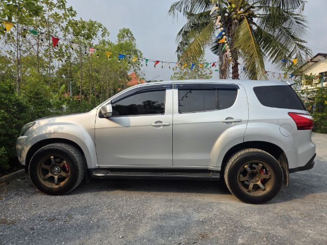 Isuzu MU-X 2017 1.9 Utility-car ดีเซล เกียร์อัตโนมัติ บรอนซ์เงิน รูปที่ 3