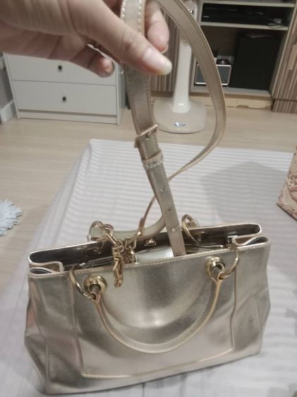 กระเป๋าสีทอง Charles Keith รูปที่ 6