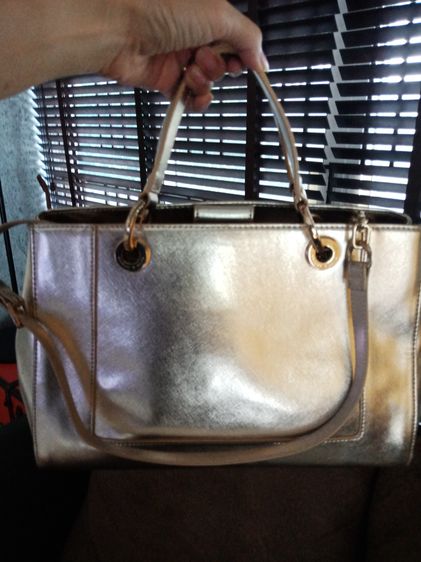 กระเป๋าสีทอง Charles Keith รูปที่ 17