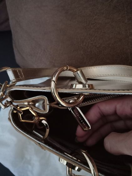 กระเป๋าสีทอง Charles Keith รูปที่ 15