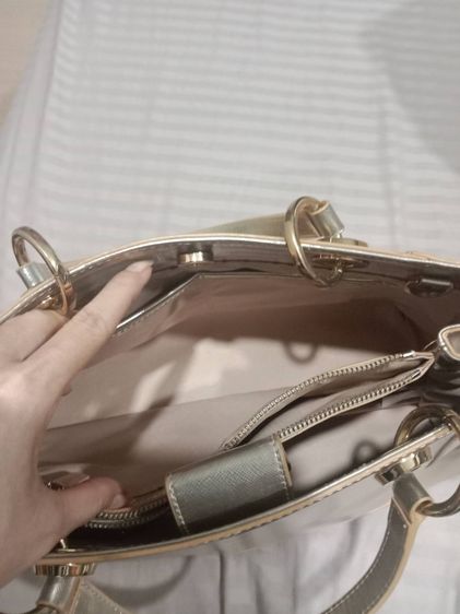กระเป๋าสีทอง Charles Keith รูปที่ 5