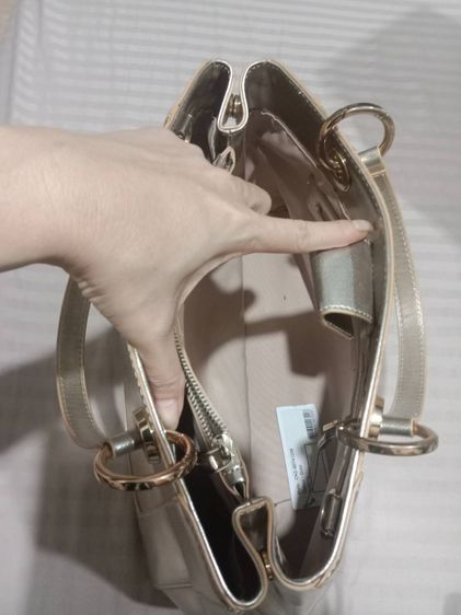 กระเป๋าสีทอง Charles Keith รูปที่ 4