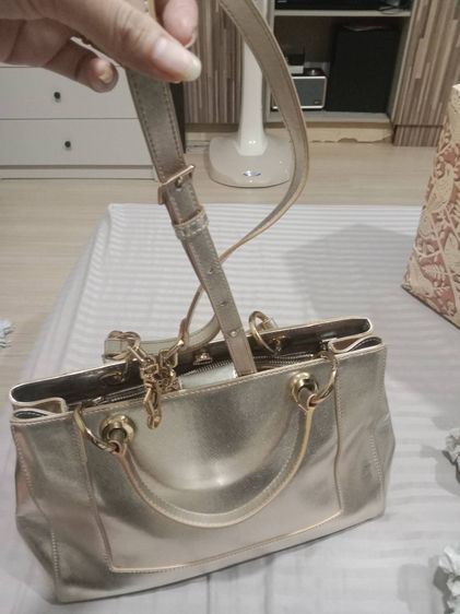 กระเป๋าสีทอง Charles Keith รูปที่ 7