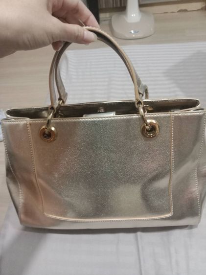 กระเป๋าสีทอง Charles Keith