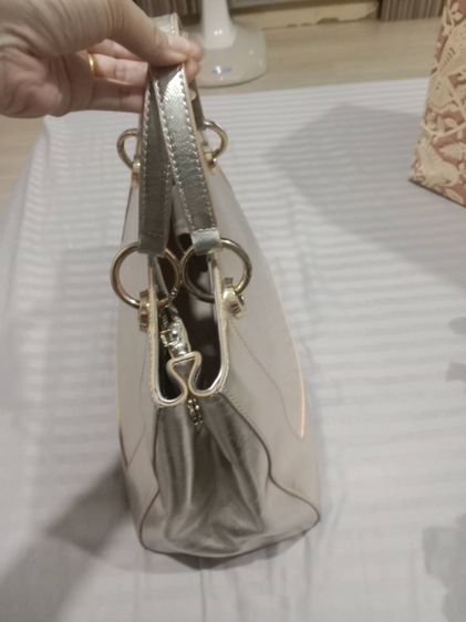 กระเป๋าสีทอง Charles Keith รูปที่ 2