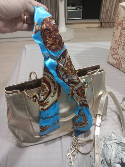 กระเป๋าสีทอง Charles Keith รูปที่ 8