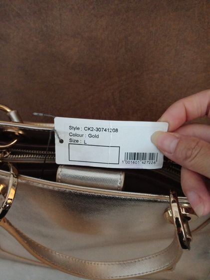 กระเป๋าสีทอง Charles Keith รูปที่ 13