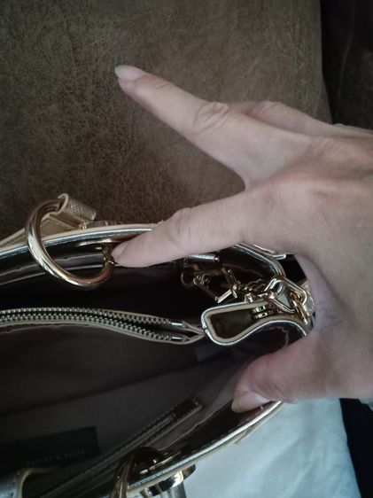กระเป๋าสีทอง Charles Keith รูปที่ 16