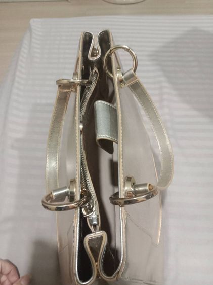 กระเป๋าสีทอง Charles Keith รูปที่ 3