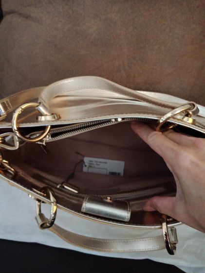 กระเป๋าสีทอง Charles Keith รูปที่ 12