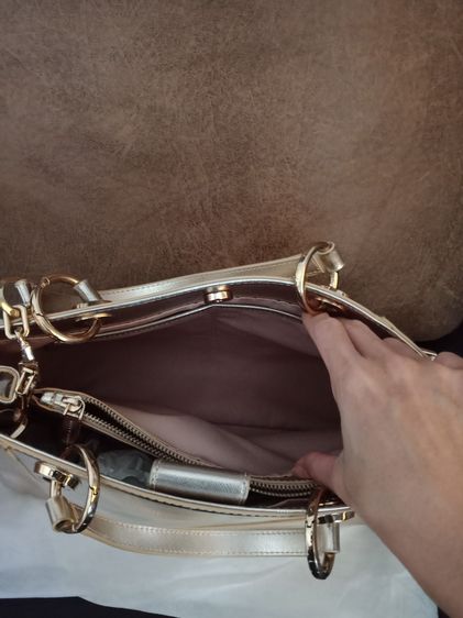 กระเป๋าสีทอง Charles Keith รูปที่ 11