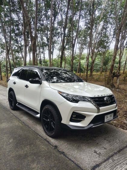 Toyota Fortuner 2019 2.8 TRD Sportivo 4WD Van ดีเซล ไม่ติดแก๊ส เกียร์อัตโนมัติ ขาว รูปที่ 2