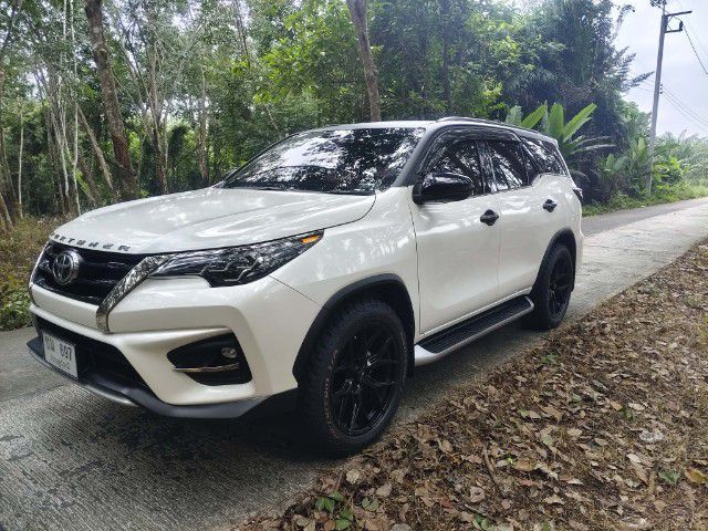 รถ Toyota Fortuner 2.8 TRD Sportivo 4WD สี ขาว