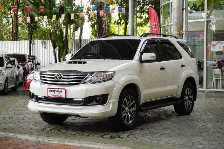 รถ Toyota Fortuner 3.0 V สี ขาว