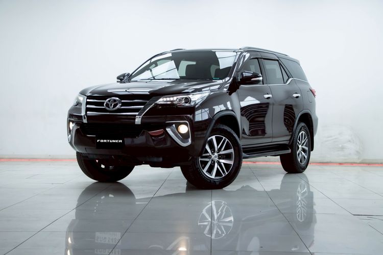 รถ Toyota Fortuner 2.4 V สี น้ำตาล