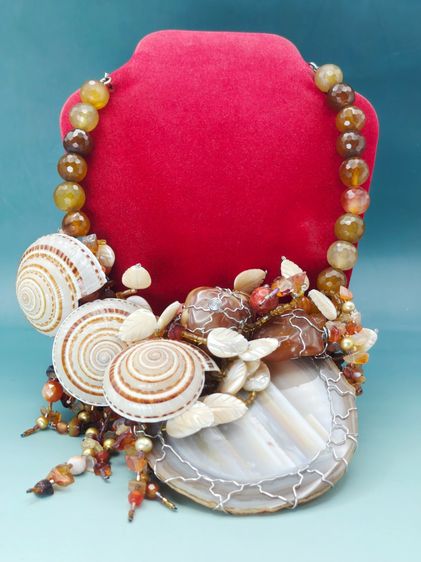 สร้อยคอหินอ่อน  รูปที่ 2