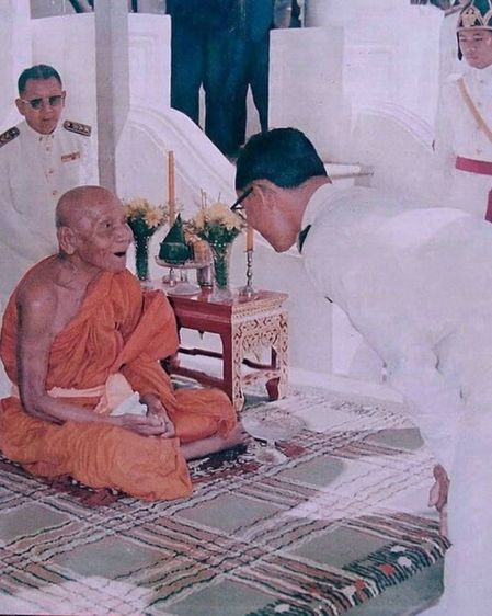 พระหลวงพ่อคล้าย วัดสวนขันธ์ ปี05 เลี่ยมมาคู่ติดกันสององค์ เจ้าของเดิมใช้อยู่ ได้เหมายกพวงสร้อยพระในคอมาครับ พระสวยเก่าดีน่าใช้ครับ  รูปที่ 8