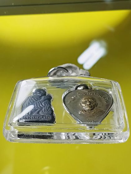 พระหลวงพ่อคล้าย วัดสวนขันธ์ ปี05 เลี่ยมมาคู่ติดกันสององค์ เจ้าของเดิมใช้อยู่ ได้เหมายกพวงสร้อยพระในคอมาครับ พระสวยเก่าดีน่าใช้ครับ  รูปที่ 5