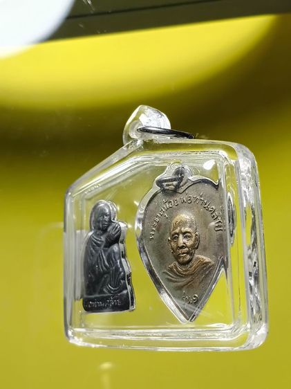 พระหลวงพ่อคล้าย วัดสวนขันธ์ ปี05 เลี่ยมมาคู่ติดกันสององค์ เจ้าของเดิมใช้อยู่ ได้เหมายกพวงสร้อยพระในคอมาครับ พระสวยเก่าดีน่าใช้ครับ  รูปที่ 3