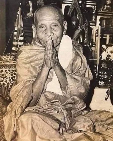 พระหลวงพ่อคล้าย วัดสวนขันธ์ ปี05 เลี่ยมมาคู่ติดกันสององค์ เจ้าของเดิมใช้อยู่ ได้เหมายกพวงสร้อยพระในคอมาครับ พระสวยเก่าดีน่าใช้ครับ  รูปที่ 7