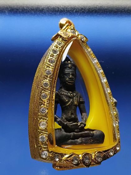 พระพุทธรูปนั่ง ทรงเทริด ขนาดห้อยคอ สมัยลพบุรี อายุกว่า600ปี เนื้อทองสัมฤทธิ์ สภาพสวยมาก ผิวเดิมจากหิ้งเก่า พระมรดกเก่าเก็บบูชาไว้บนหิ้งเก่า รูปที่ 4