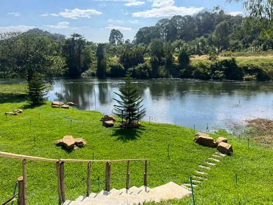 ขายที่ดินติดแม่น้ำนครนายก โฉนดครุฑแดง เห็นวิวเขาด้านหลัง 