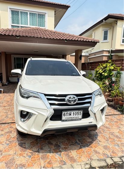 รถ Toyota Fortuner 2.4 V 4WD สี ขาว
