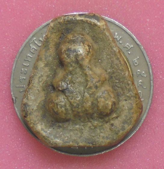 พระปิดตาเนื้อผงคลุกรัก ไม่ทราบที่ รูปที่ 3