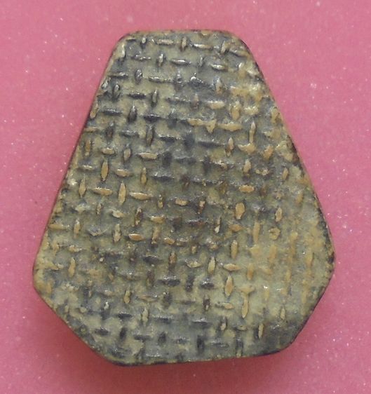 พระปิดตาเนื้อผงคลุกรัก ไม่ทราบที่ รูปที่ 2