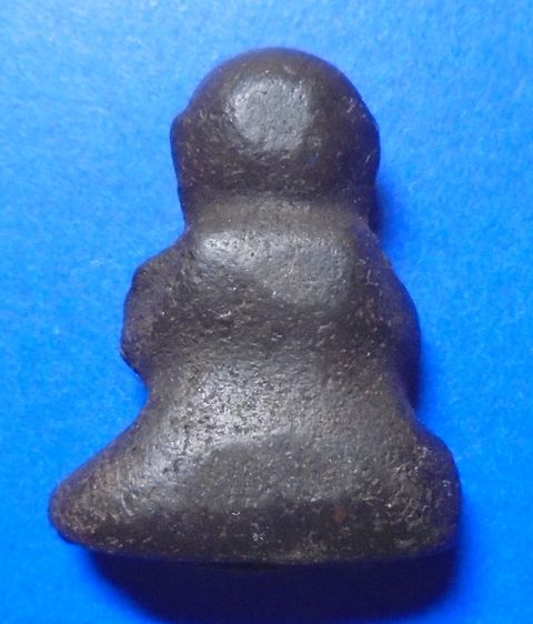 พระปิดตาเนื้อผงคลุกรัก ไม่ทราบที่ รูปที่ 2