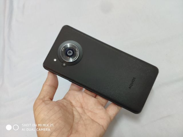 Sharp Aquos R7 sd8gen1 แรม12 จอรีเฟสเรท240hz กล้องเชนเชอร์1นิ้ว