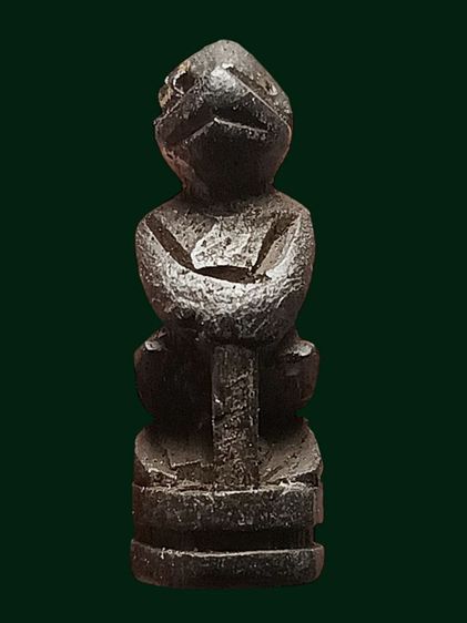 เครื่องรางลิงไม้แกะเก่า