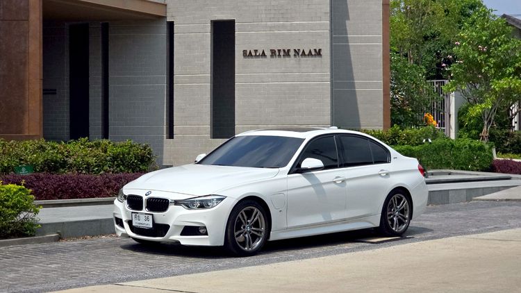 BMW Series 3 2018 330e Sedan ปลั๊กอินไฮบริด (PHEV) ไม่ติดแก๊ส เกียร์อัตโนมัติ ขาว รูปที่ 4