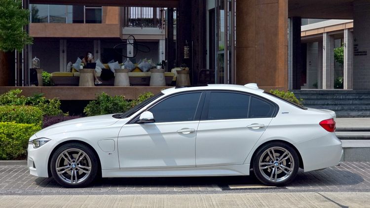 BMW Series 3 2018 330e Sedan ปลั๊กอินไฮบริด (PHEV) ไม่ติดแก๊ส เกียร์อัตโนมัติ ขาว รูปที่ 2