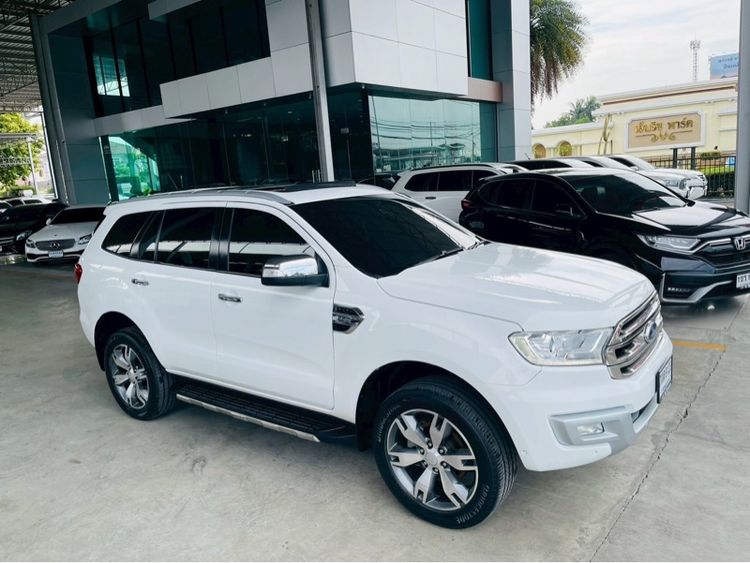 รถ Ford Everest 2.2 Titanium Plus สี ขาว