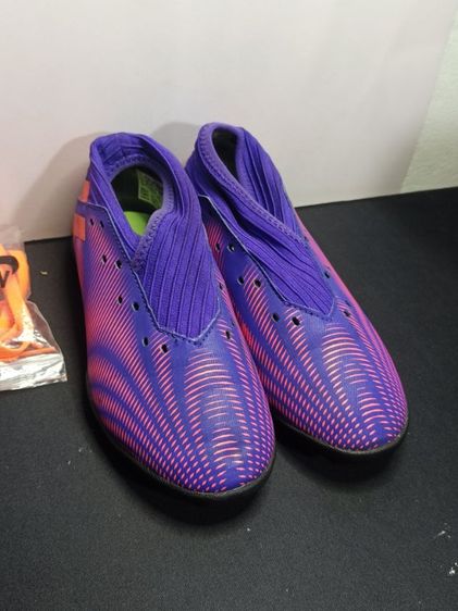 รองเท้าเตะบอลเด็ก ทรงท็อป สีม่วงชมพูจี๊ดจ๊าด ไร้เชือก ใส่สบาย พื้นหญ้าเทียม สภาพนางฟ้า ไซส์ 35 รูปที่ 4