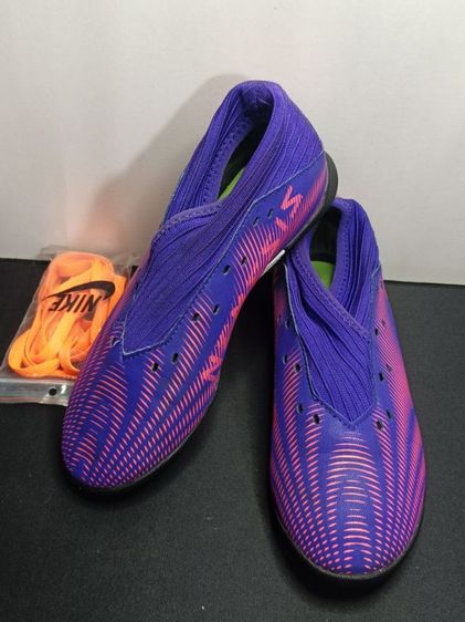 รองเท้าเตะบอลเด็ก ทรงท็อป สีม่วงชมพูจี๊ดจ๊าด ไร้เชือก ใส่สบาย พื้นหญ้าเทียม สภาพนางฟ้า ไซส์ 35 รูปที่ 2