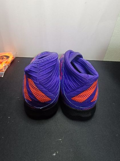 รองเท้าเตะบอลเด็ก ทรงท็อป สีม่วงชมพูจี๊ดจ๊าด ไร้เชือก ใส่สบาย พื้นหญ้าเทียม สภาพนางฟ้า ไซส์ 35 รูปที่ 5