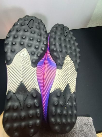 รองเท้าเตะบอลเด็ก ทรงท็อป สีม่วงชมพูจี๊ดจ๊าด ไร้เชือก ใส่สบาย พื้นหญ้าเทียม สภาพนางฟ้า ไซส์ 35 รูปที่ 6