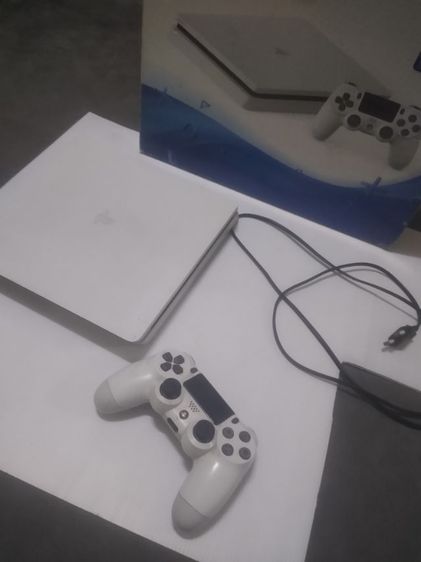 PS 4 slim(สายมืด WF6.72 สีขาว Glacier white หายาก) ดาวโหลดเกม PS 4มาเล่นใด้เลย)ในขายดีมีอยู่แค่เครื่องเดียว รูปที่ 2
