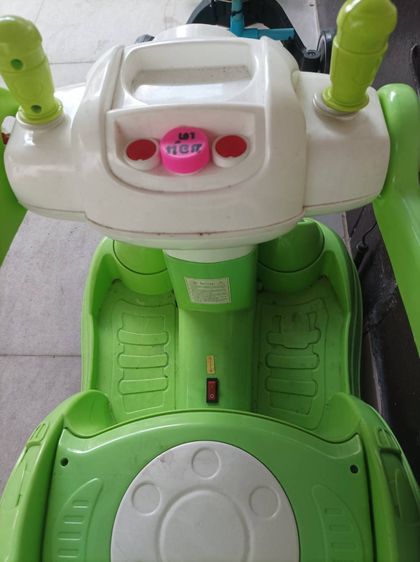 รถเด็กเล่นพลังแบตเตอรี่ เดินหน้าถอยหลัง เลี้ยวซ้ายขวาได้หมดพร้อมไฟหน้ารถและเสียงดนตรี เหมาะกับเด็ก2-5ขวบ ขาย 290 บาท  รูปที่ 2