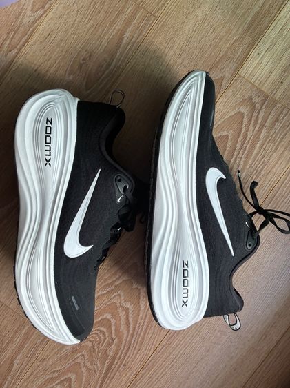 รองเท้า Nike Vomero Plus